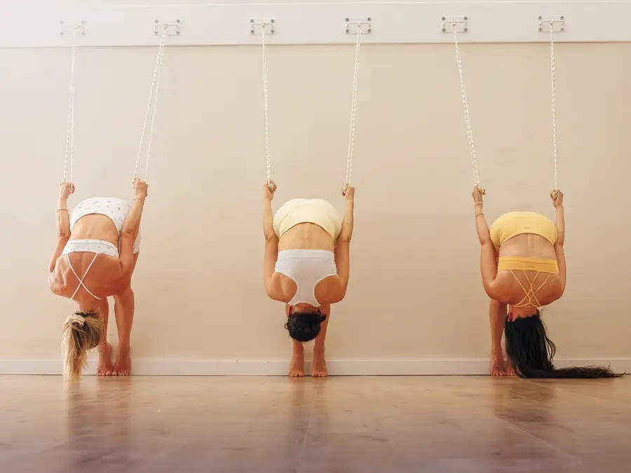 Práctica de Alineación en Yoga Brú