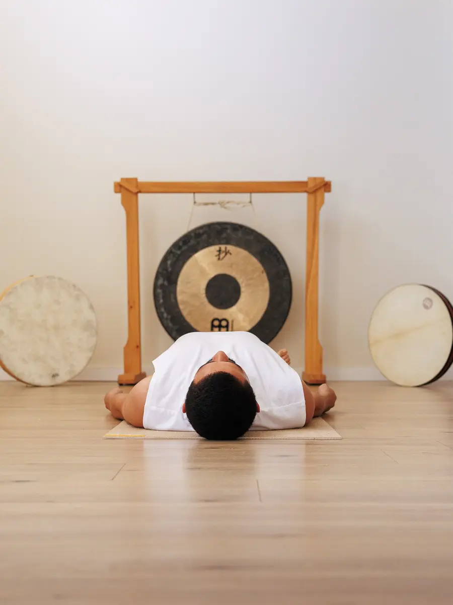 Práctica de Baños de gong en Yoga Brú