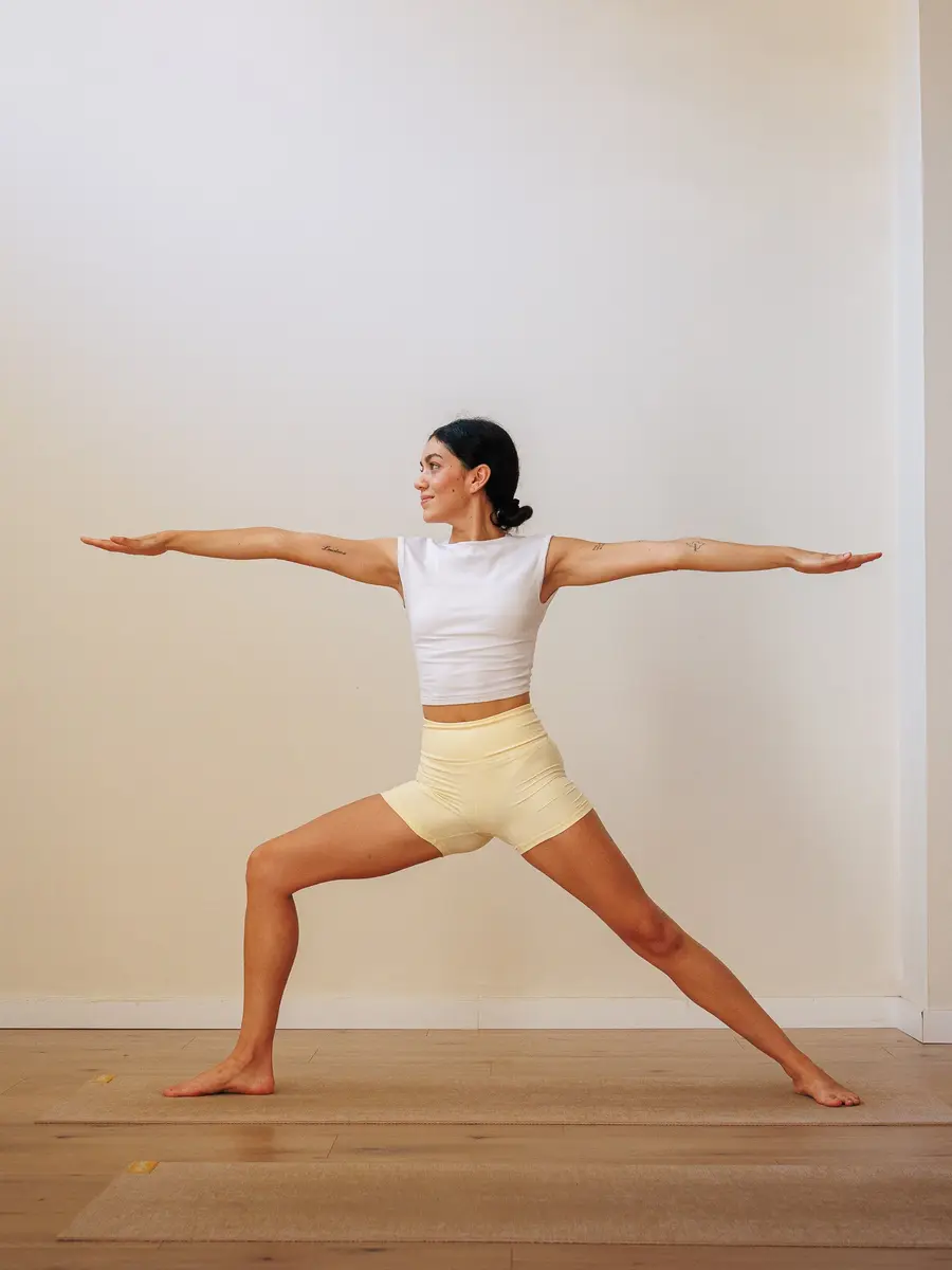 Práctica de Hatha en Yoga Brú