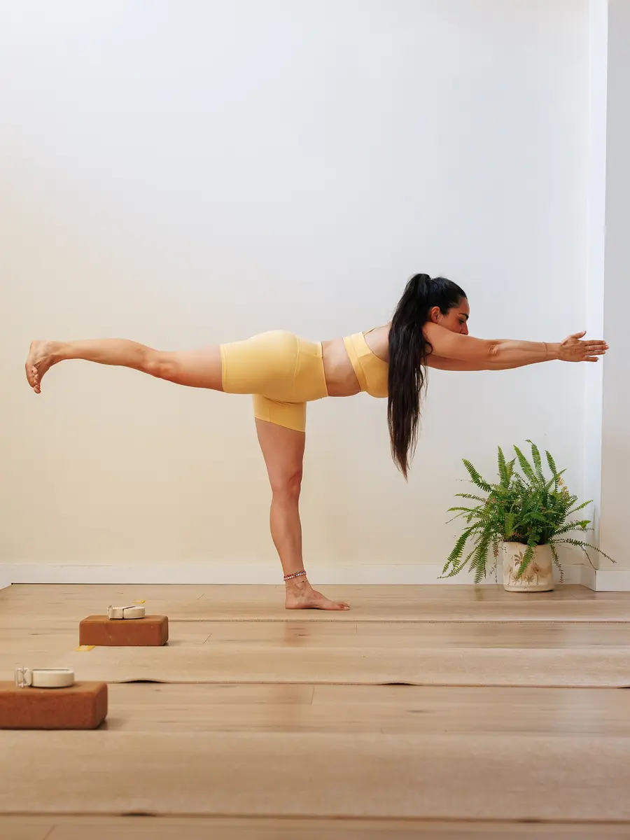 Práctica de Vinyasa en Yoga Brú
