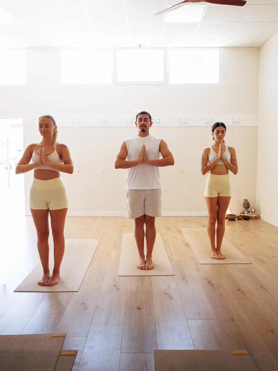 Práctica de Yoga Brú en Yoga Brú